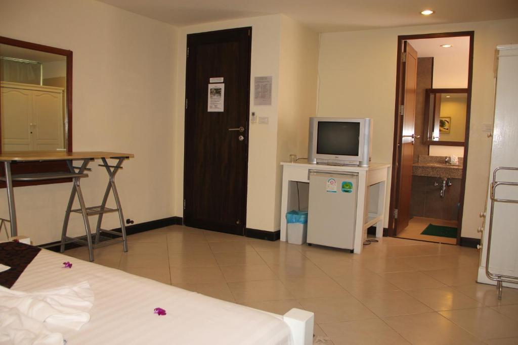 Chanisara Guest House Kata Beach  Room photo