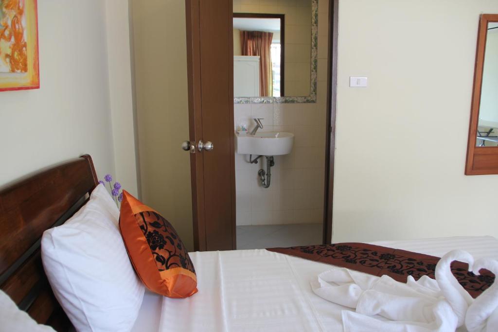 Chanisara Guest House Kata Beach  Room photo