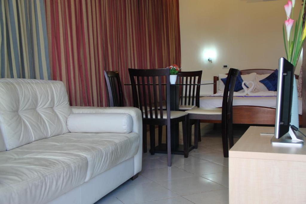 Chanisara Guest House Kata Beach  Room photo